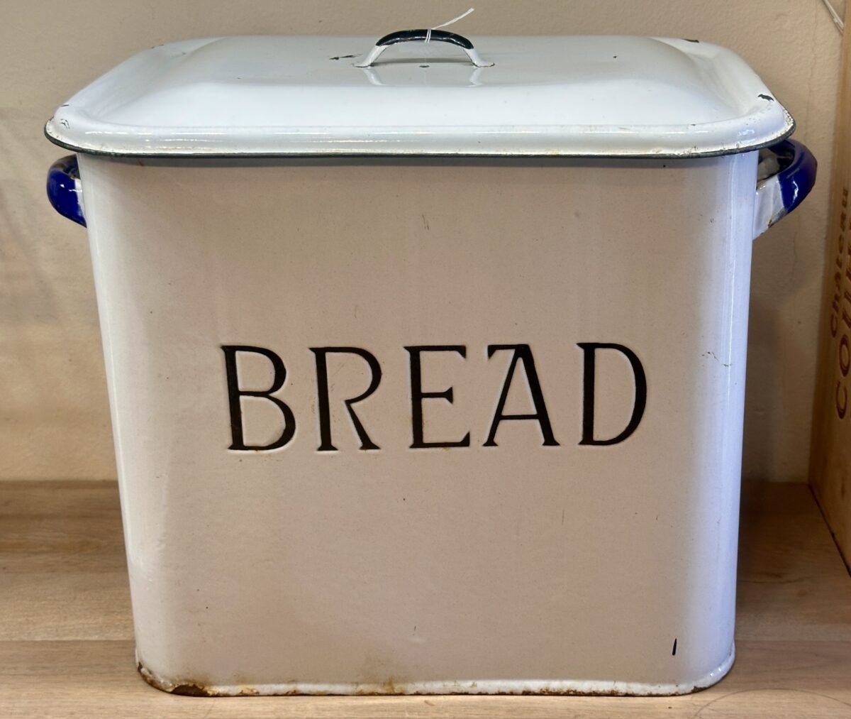 <p>Breadbin / Broodtrommel - uitgevoerd in wit emaille met ingelegde letters BREAD in zwart</p> - Brocante