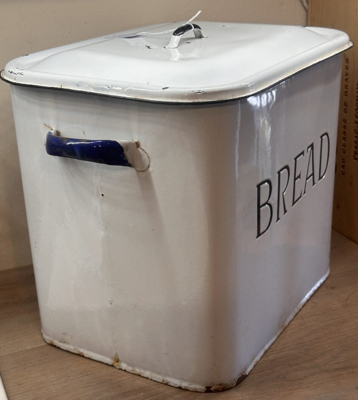 <p>Breadbin / Broodtrommel - uitgevoerd in wit emaille met ingelegde letters BREAD in zwart</p> - Brocante