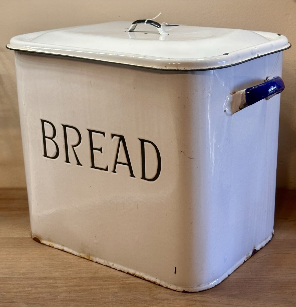 <p>Breadbin / Broodtrommel - uitgevoerd in wit emaille met ingelegde letters BREAD in zwart</p> - Brocante