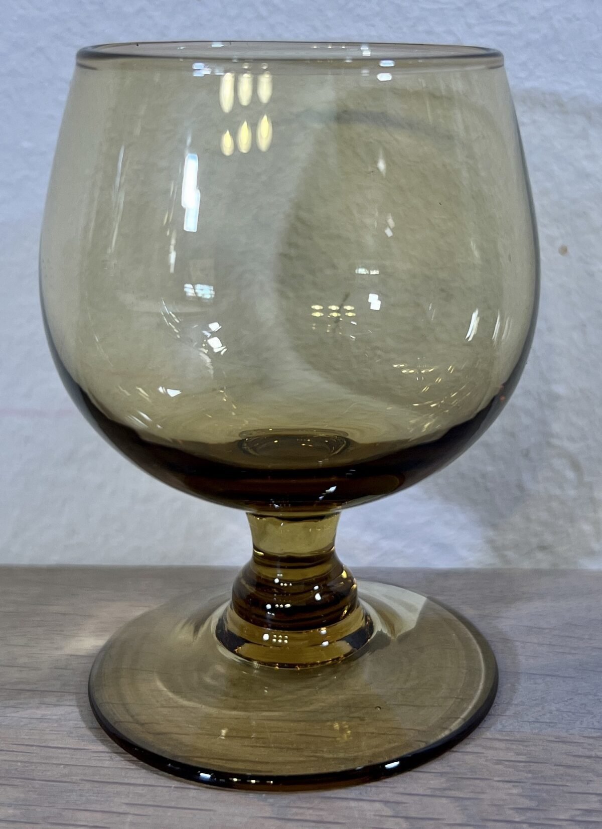 <p>Likeurglas / Borrelglas - vintage - ongemerkt - in gele kleur met gelijkgekleurde voet</p> - Brocante