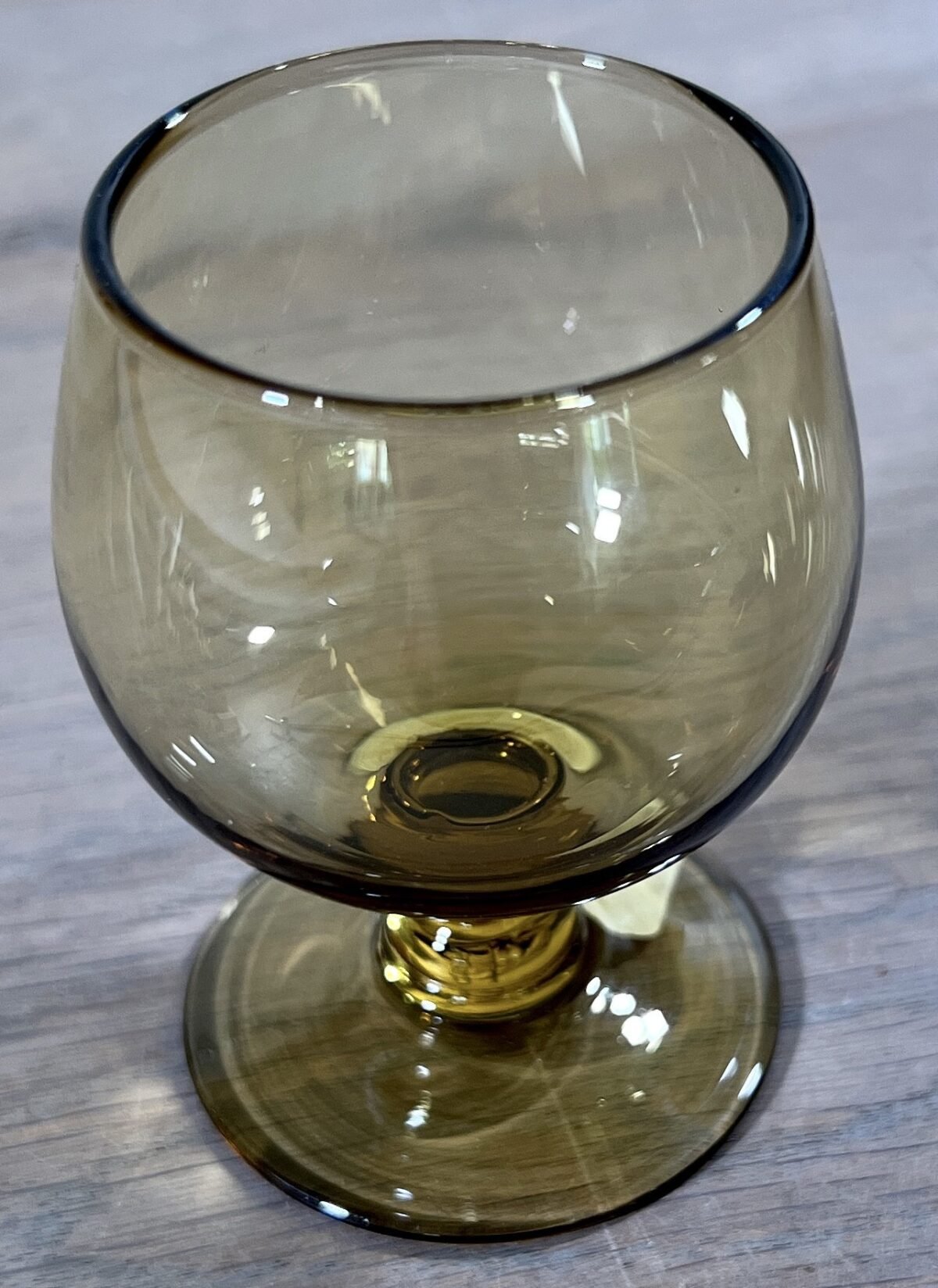 <p>Likeurglas / Borrelglas - vintage - ongemerkt - in gele kleur met gelijkgekleurde voet</p> - Brocante