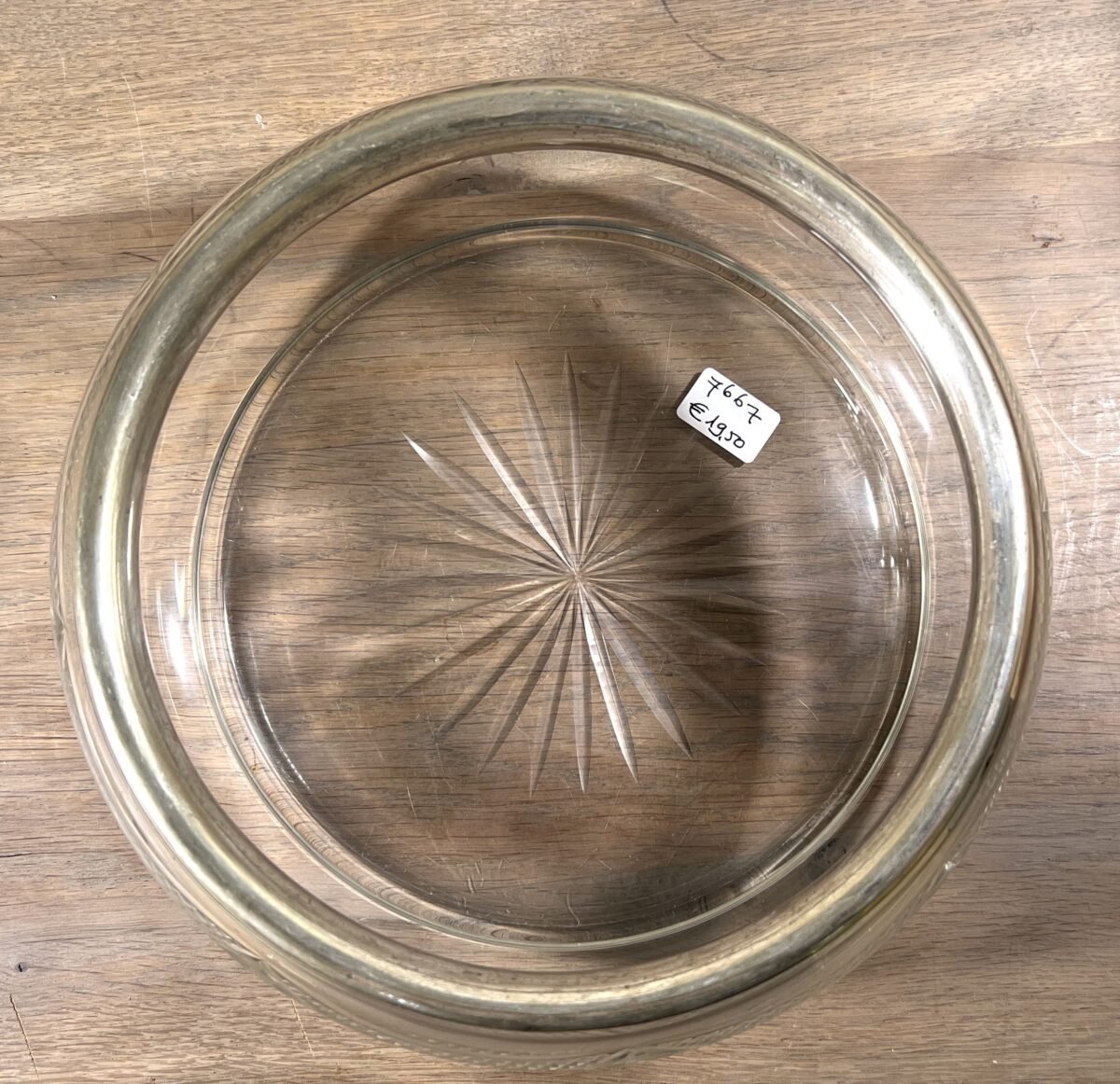 <p>Saladeschaal / Schaal - rond glazen, geslepen glas, model met omranding in E.P.N.S</p> - Brocante