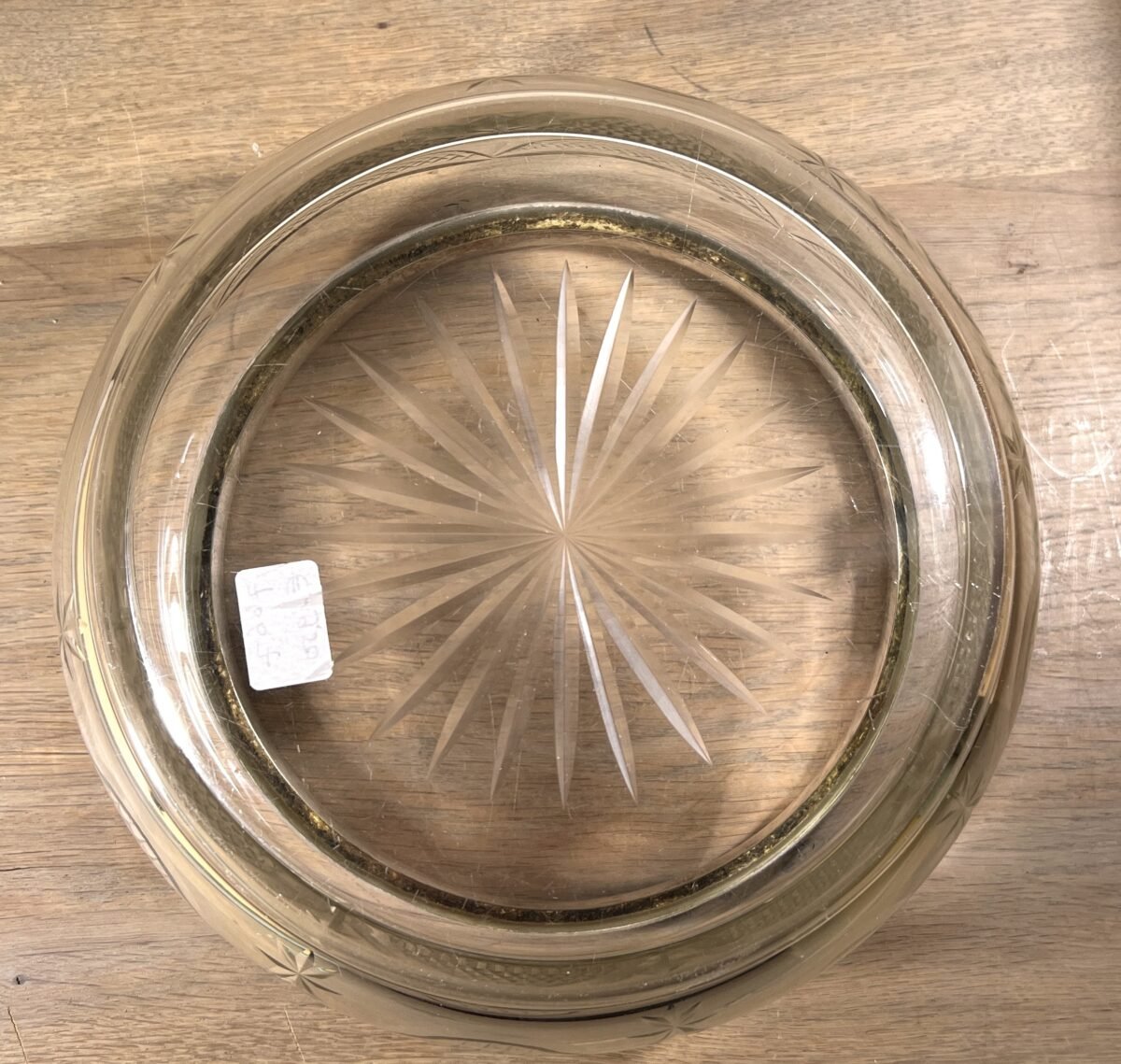 <p>Saladeschaal / Schaal - rond glazen, geslepen glas, model met omranding in E.P.N.S</p> - Brocante