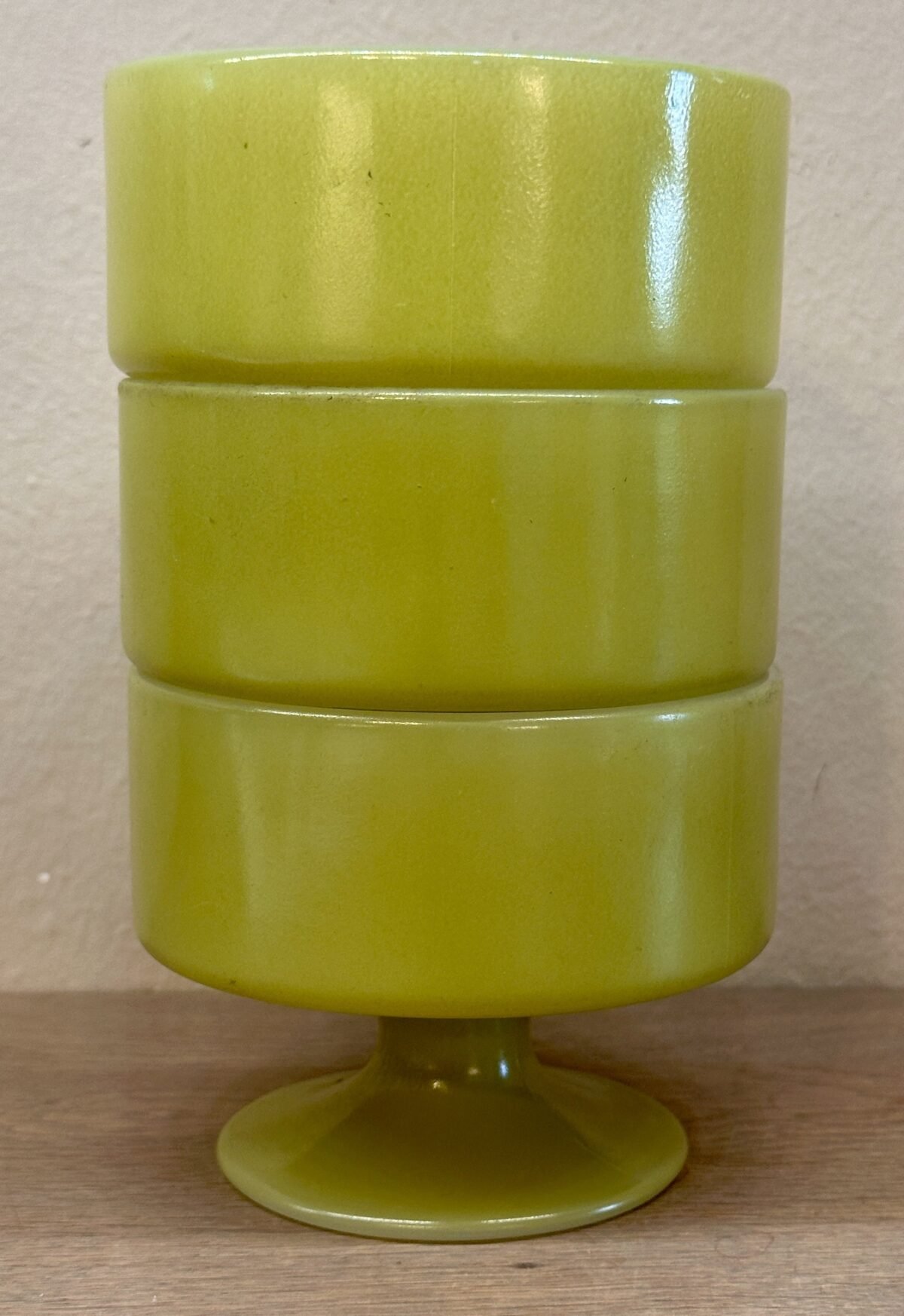 <p>Desserschaaltje / Sorbetschaaltje - op voet - Federal Glass - Heat Proof U.S.A - uitgevoerd in groene kleur</p> - Brocante