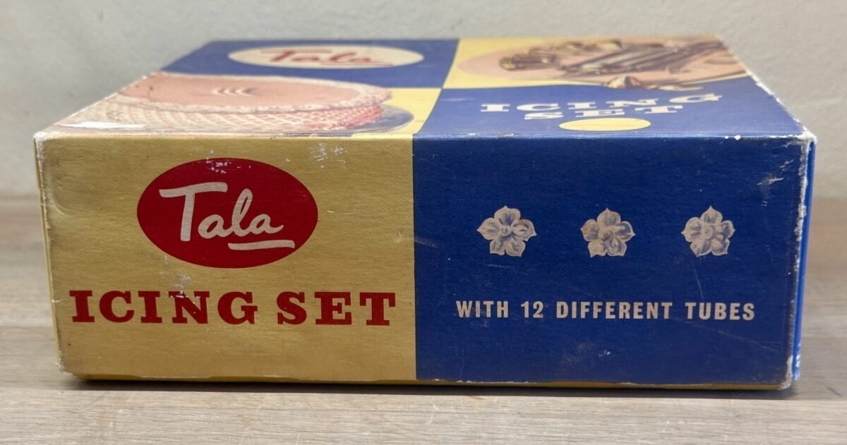 <p>Icing Set - Tala - in originele doos - geel bakeliet draaiplateau met 12 spuitmondjes, decoreerspuit en boekje</p> - Brocante