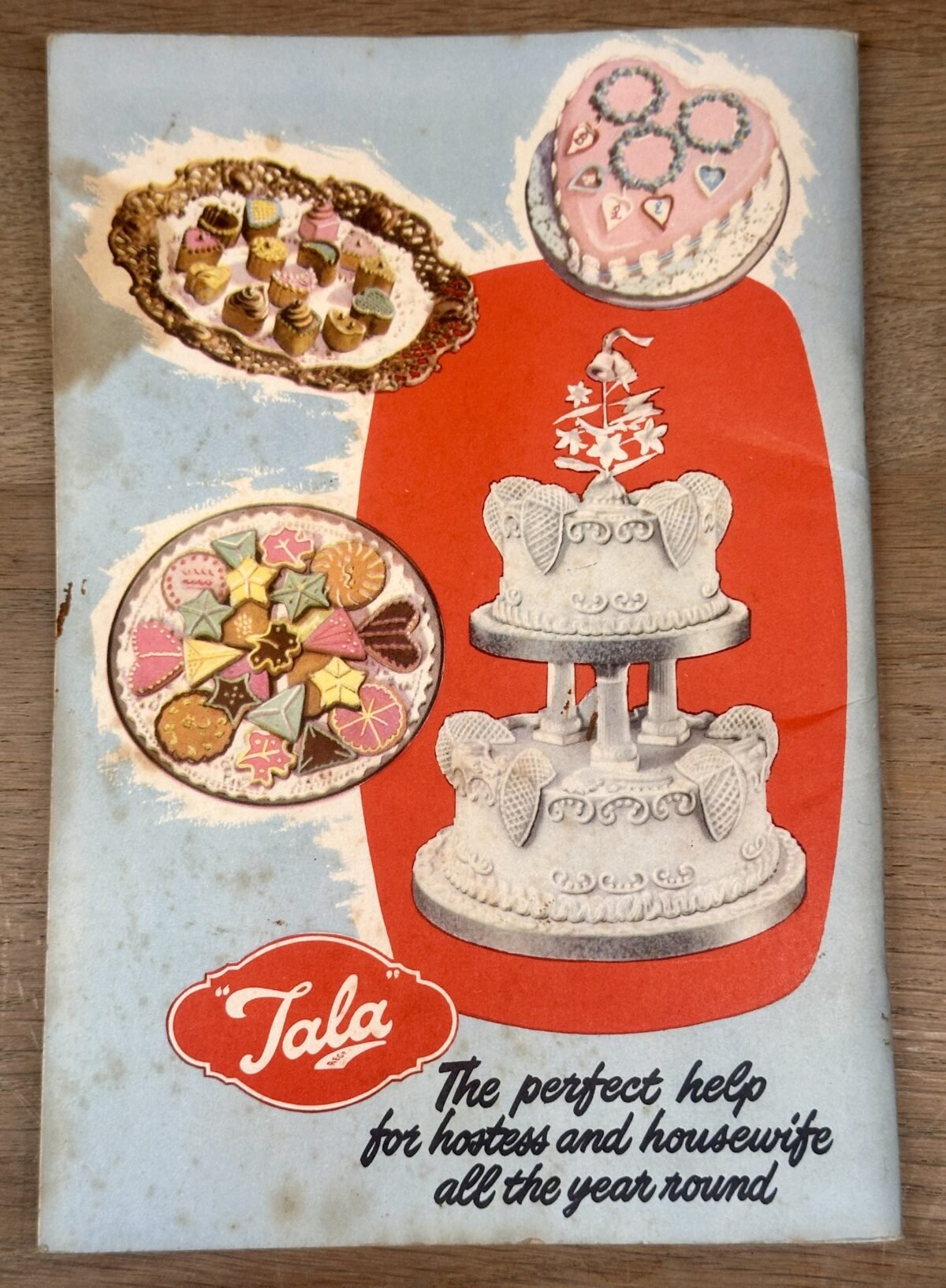 <p>Icing Set - Tala - in originele doos - geel bakeliet draaiplateau met 12 spuitmondjes, decoreerspuit en boekje</p> - Brocante