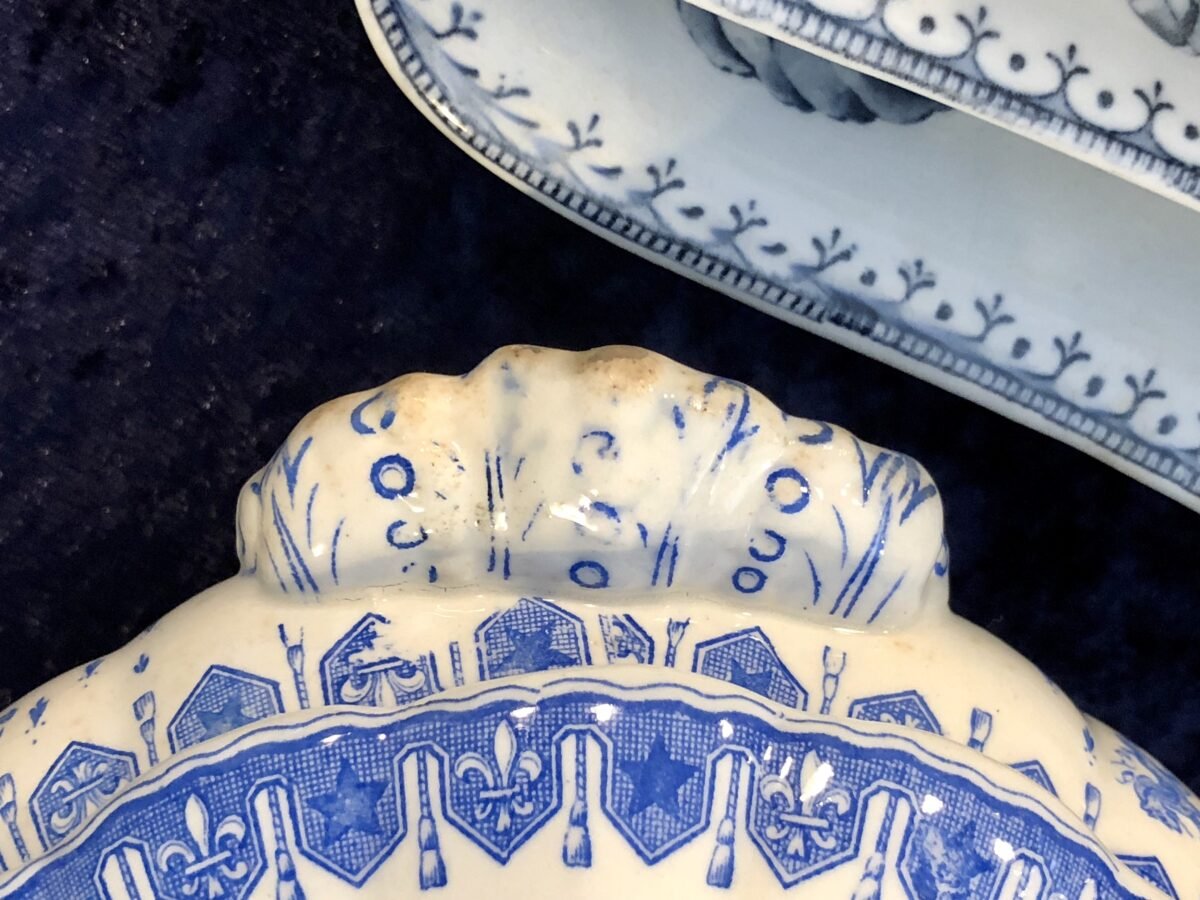 Terrine - ovaal en laag - P.B. & S. (Powell Bishop & Stonier) - décor ROYAL helderblauw met leeuwtjes - Overig Engeland