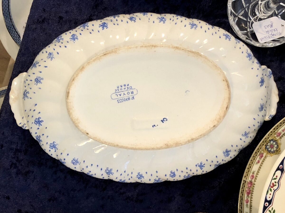 Terrine - ovaal en laag - P.B. & S. (Powell Bishop & Stonier) - décor ROYAL helderblauw met leeuwtjes - Overig Engeland