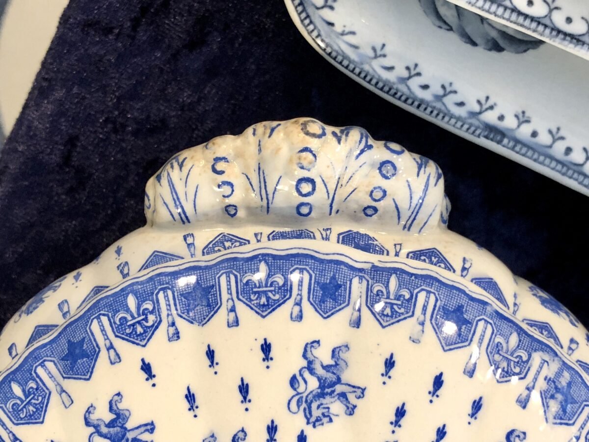 Terrine - ovaal en laag - P.B. & S. (Powell Bishop & Stonier) - décor ROYAL helderblauw met leeuwtjes - Overig Engeland