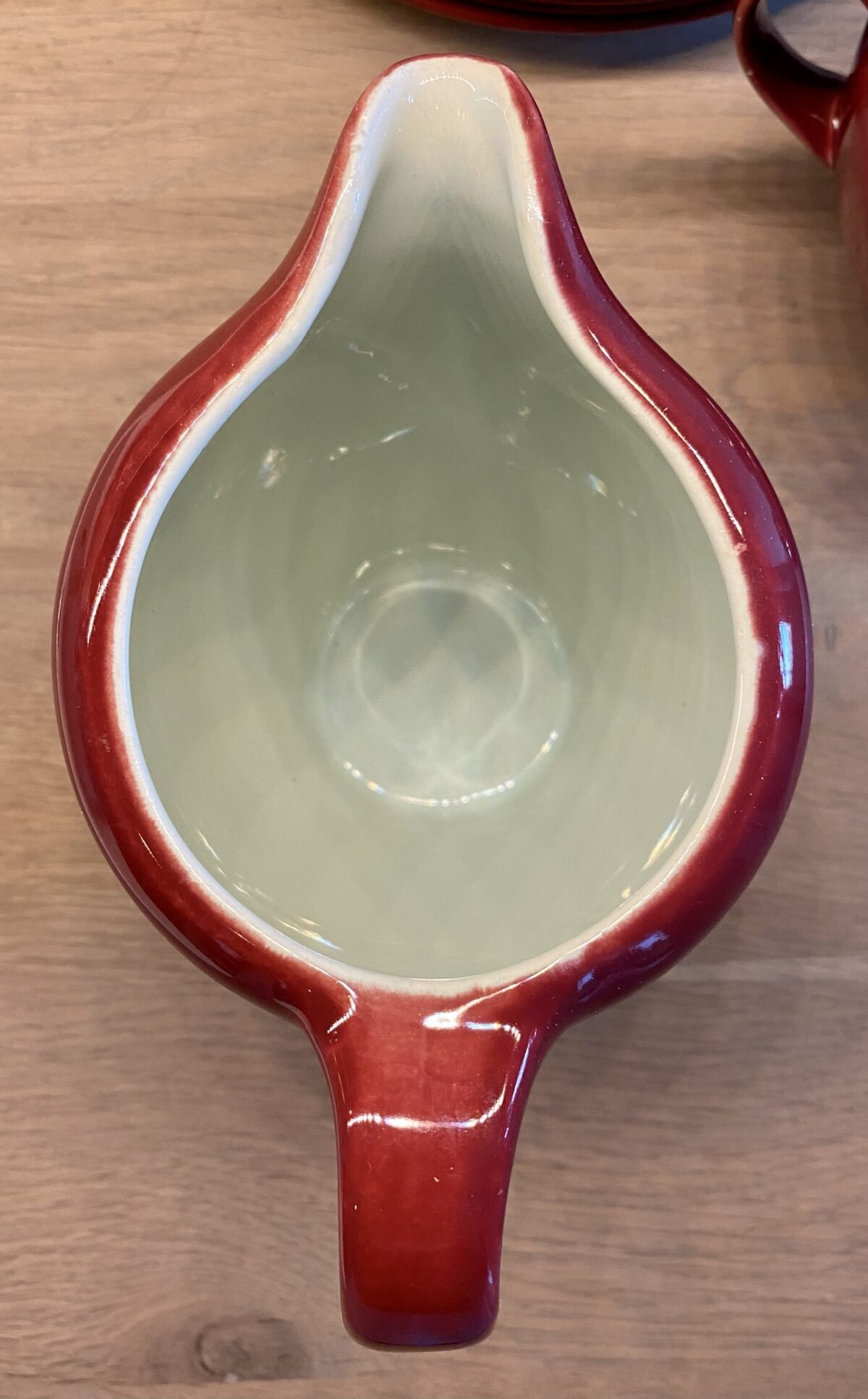 <p>Melkkannetje - Royal Goedewaagen Potteries Gouda - bordeaux rood met licht groenige binnenkant</p> - Overig Nederland