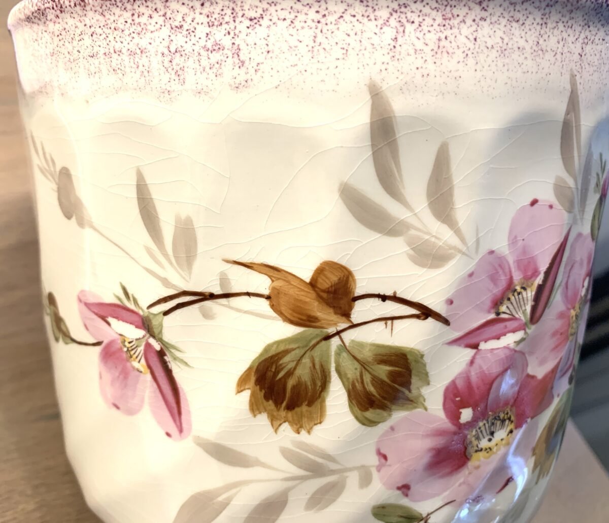 <p>Cachepot / Ompot met bijbehorende onderschotel - Societe Ceramique Maestricht - décor (403 of 408?) met roze bloemen</p> - Sociéte Céramique