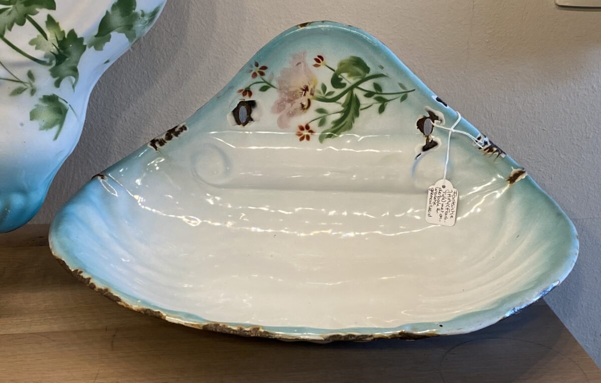 <p>Fonteintje / waterfonteintje -3-delig hangend model met onderbak in schelpvorm en kraantje - JAPY (Frankrijk) - emaille</p> - Brocante
