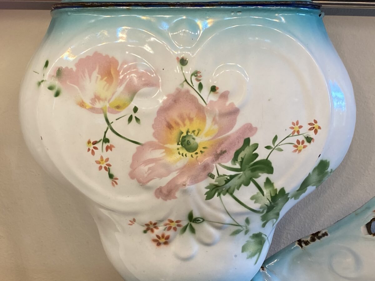 <p>Fonteintje / waterfonteintje -3-delig hangend model met onderbak in schelpvorm en kraantje - JAPY (Frankrijk) - emaille</p> - Brocante