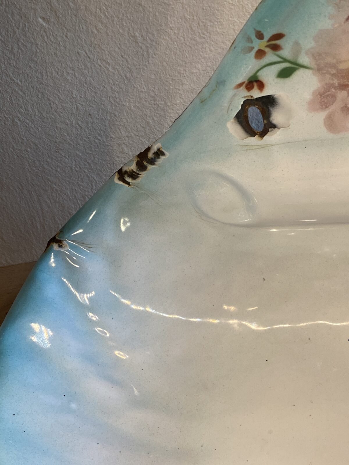 <p>Fonteintje / waterfonteintje -3-delig hangend model met onderbak in schelpvorm en kraantje - JAPY (Frankrijk) - emaille</p> - Brocante