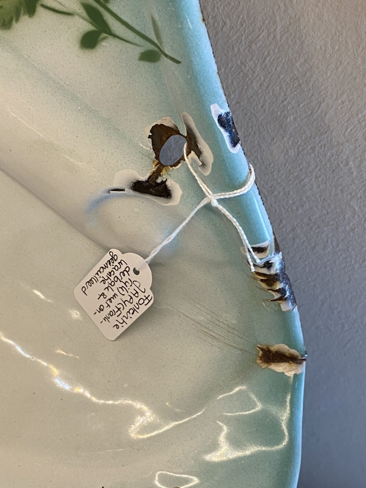 <p>Fonteintje / waterfonteintje -3-delig hangend model met onderbak in schelpvorm en kraantje - JAPY (Frankrijk) - emaille</p> - Brocante