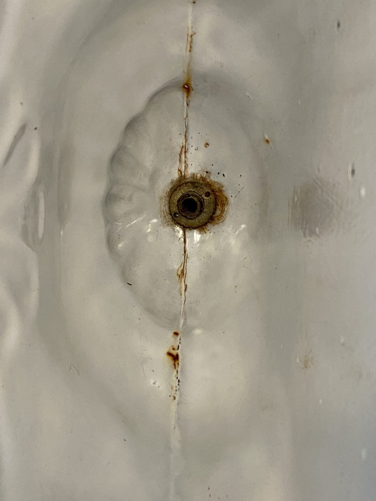 <p>Fonteintje / waterfonteintje -3-delig hangend model met onderbak in schelpvorm en kraantje - JAPY (Frankrijk) - emaille</p> - Brocante
