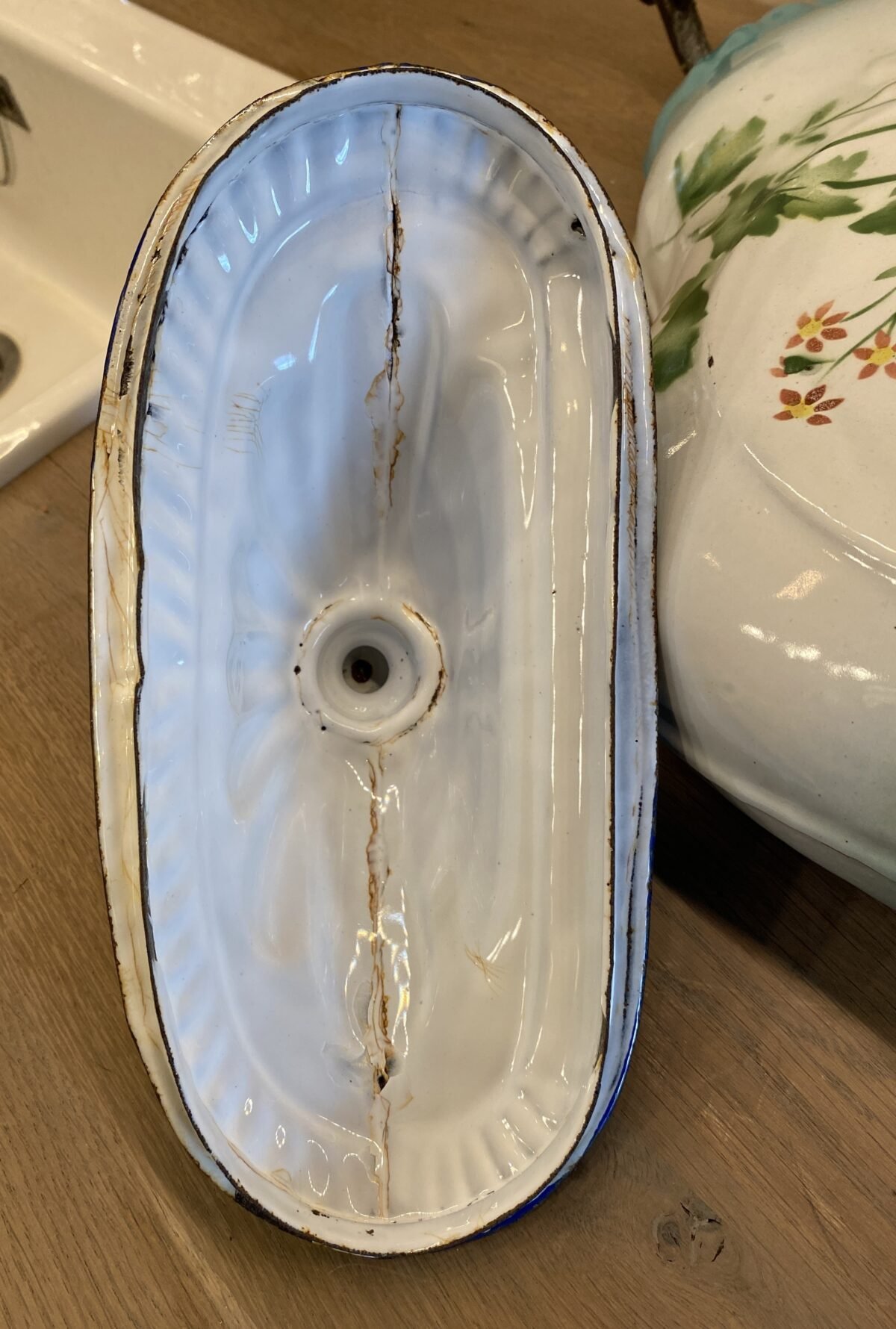 <p>Fonteintje / waterfonteintje -3-delig hangend model met onderbak in schelpvorm en kraantje - JAPY (Frankrijk) - emaille</p> - Brocante