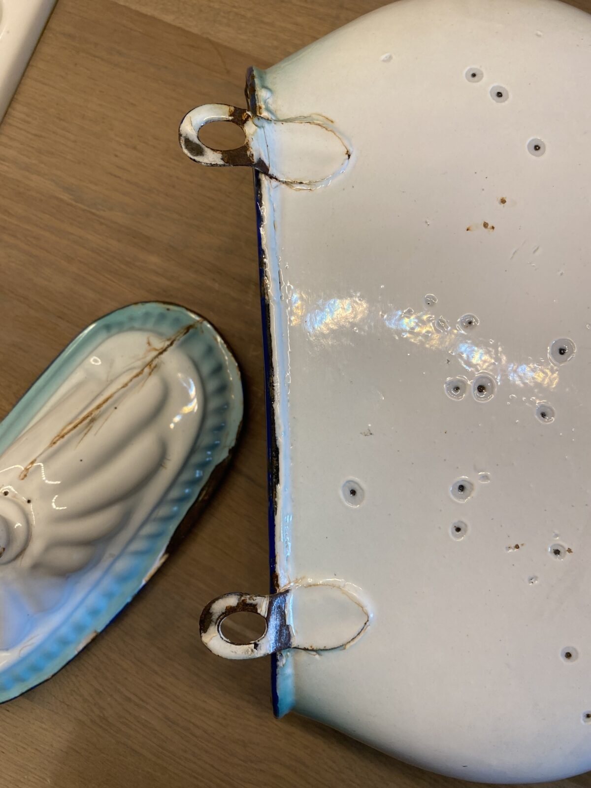 <p>Fonteintje / waterfonteintje -3-delig hangend model met onderbak in schelpvorm en kraantje - JAPY (Frankrijk) - emaille</p> - Brocante
