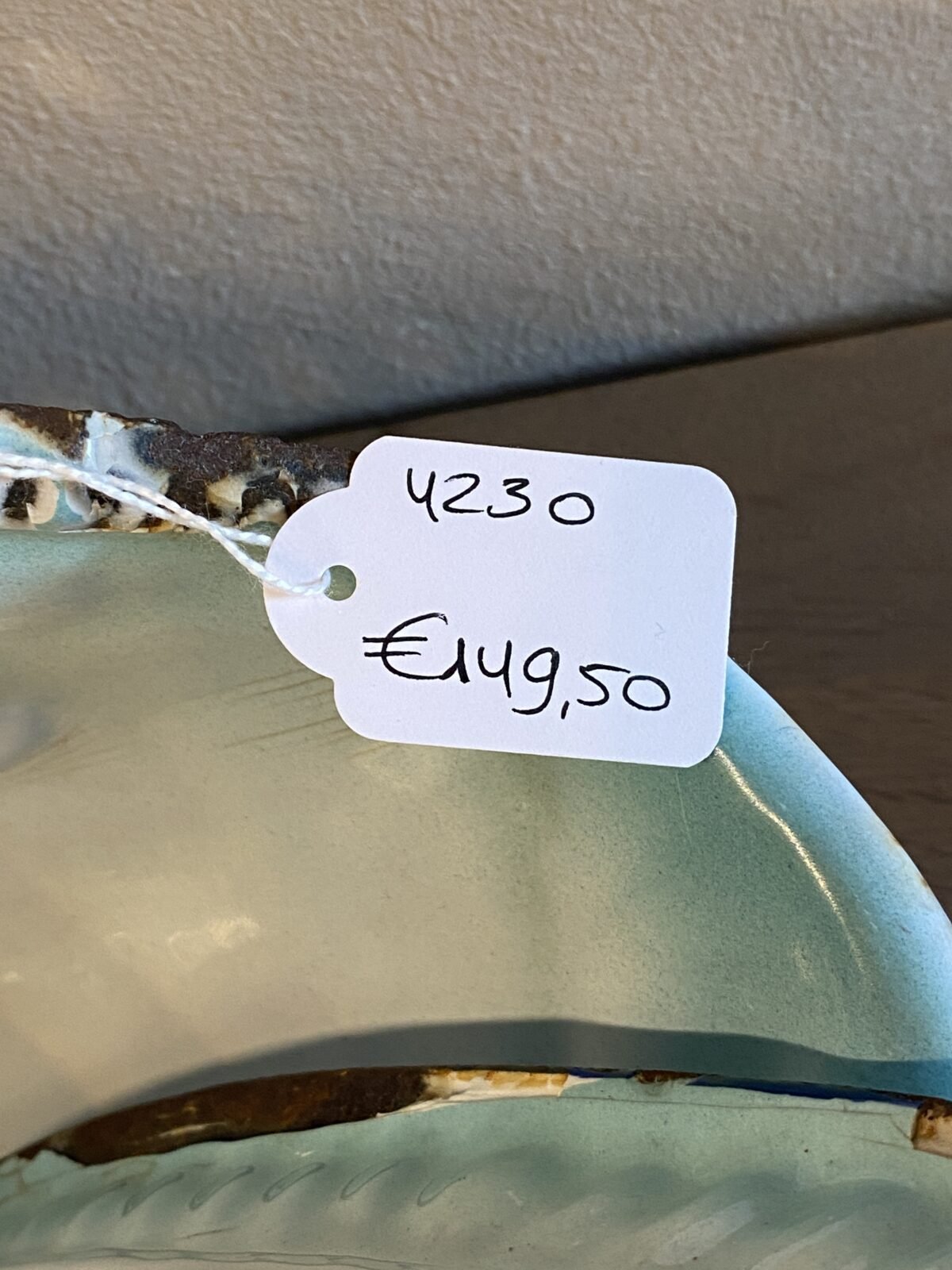 <p>Fonteintje / waterfonteintje -3-delig hangend model met onderbak in schelpvorm en kraantje - JAPY (Frankrijk) - emaille</p> - Brocante