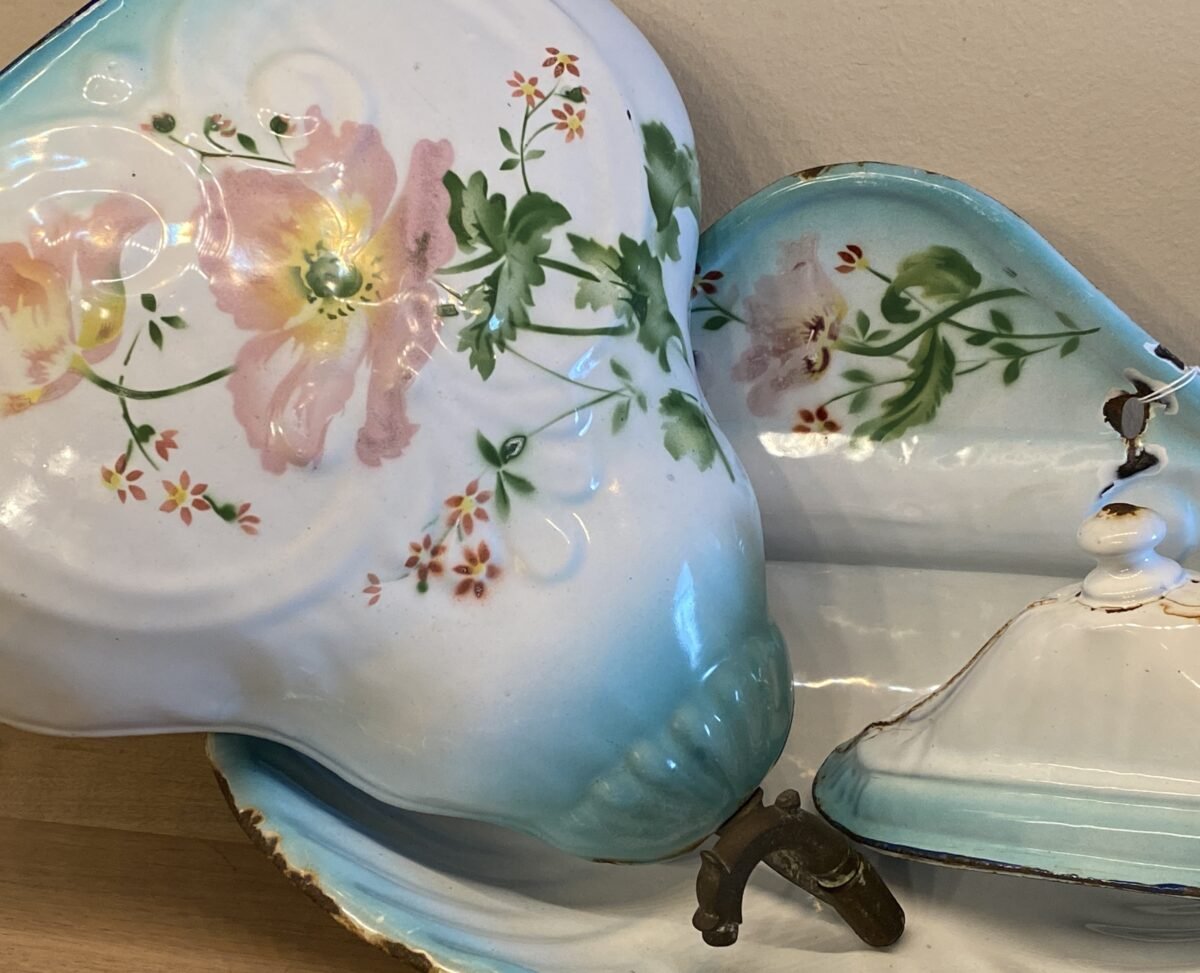 <p>Fonteintje / waterfonteintje -3-delig hangend model met onderbak in schelpvorm en kraantje - JAPY (Frankrijk) - emaille</p> - Brocante