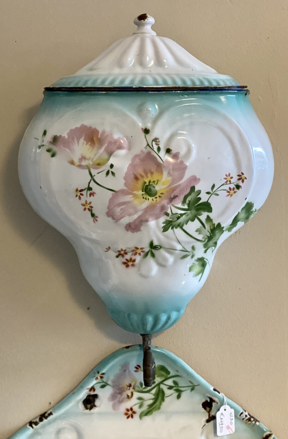 <p>Fonteintje / waterfonteintje -3-delig hangend model met onderbak in schelpvorm en kraantje - JAPY (Frankrijk) - emaille</p> - Brocante
