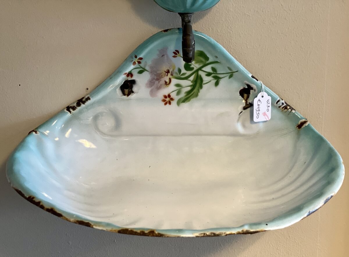 <p>Fonteintje / waterfonteintje -3-delig hangend model met onderbak in schelpvorm en kraantje - JAPY (Frankrijk) - emaille</p> - Brocante