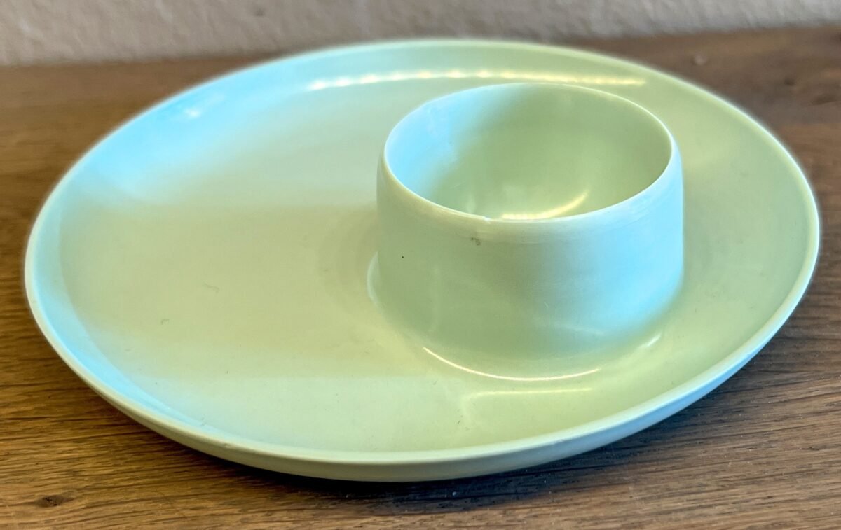 Eierdop op een klein plateautje - kunsstof - Elysee Melamine in pastelgroene kleur - Brocante