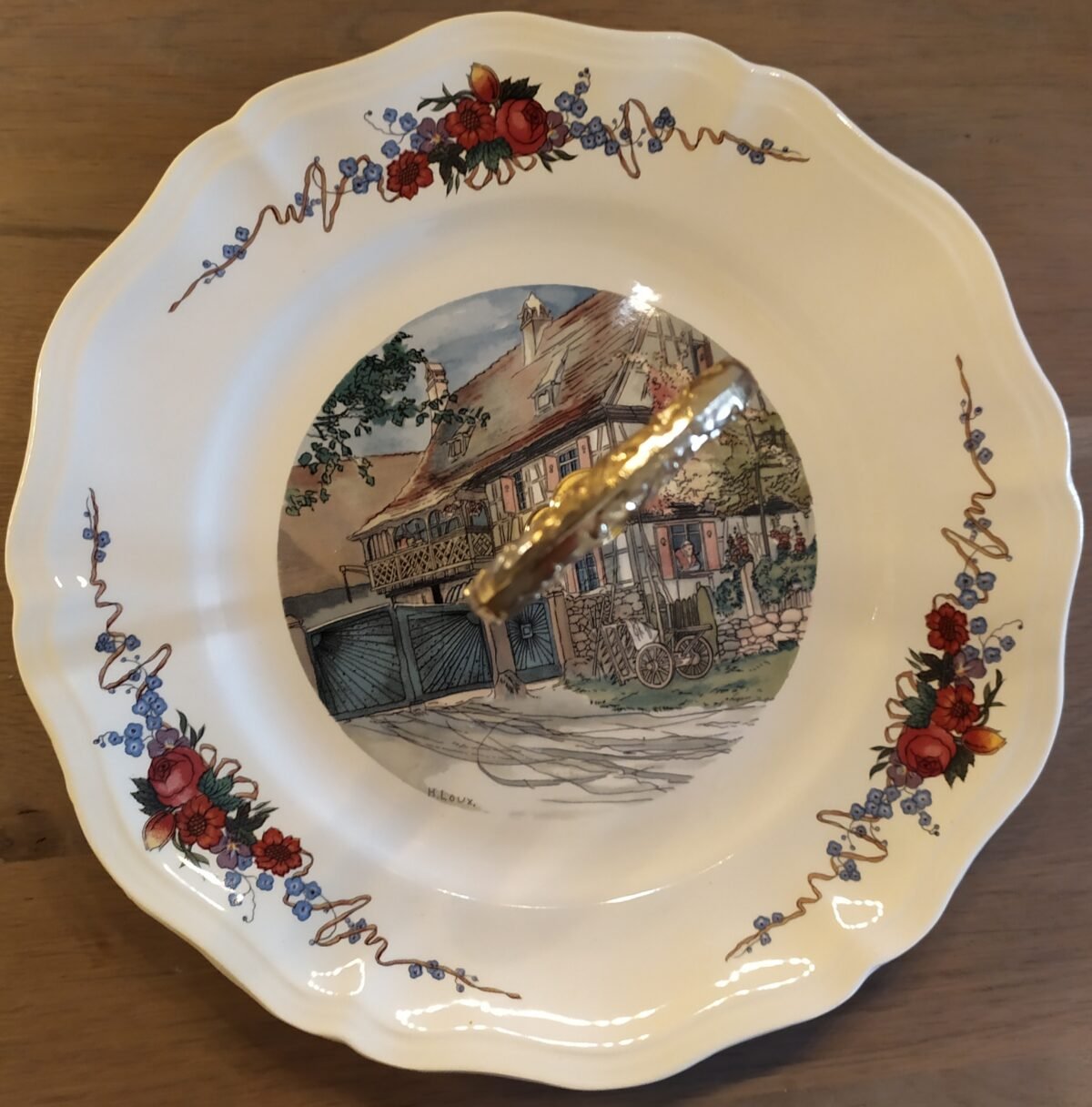 <p>Presentatiebord met goudkleurig metalen handgreep - Sarreguemines - décor OBERNAI</p> - Sarreguémines