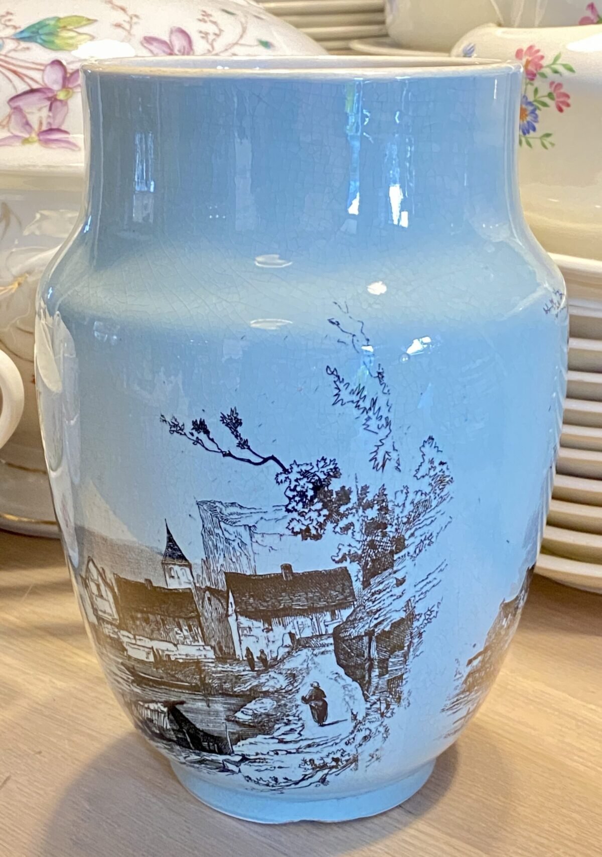 <p>Cachepot / Vaas / Ompot - hoger model groen-blauw/groen geglazuurd met décor in zwart van een kustplaats - Sarreguemines</p> - Sarreguémines