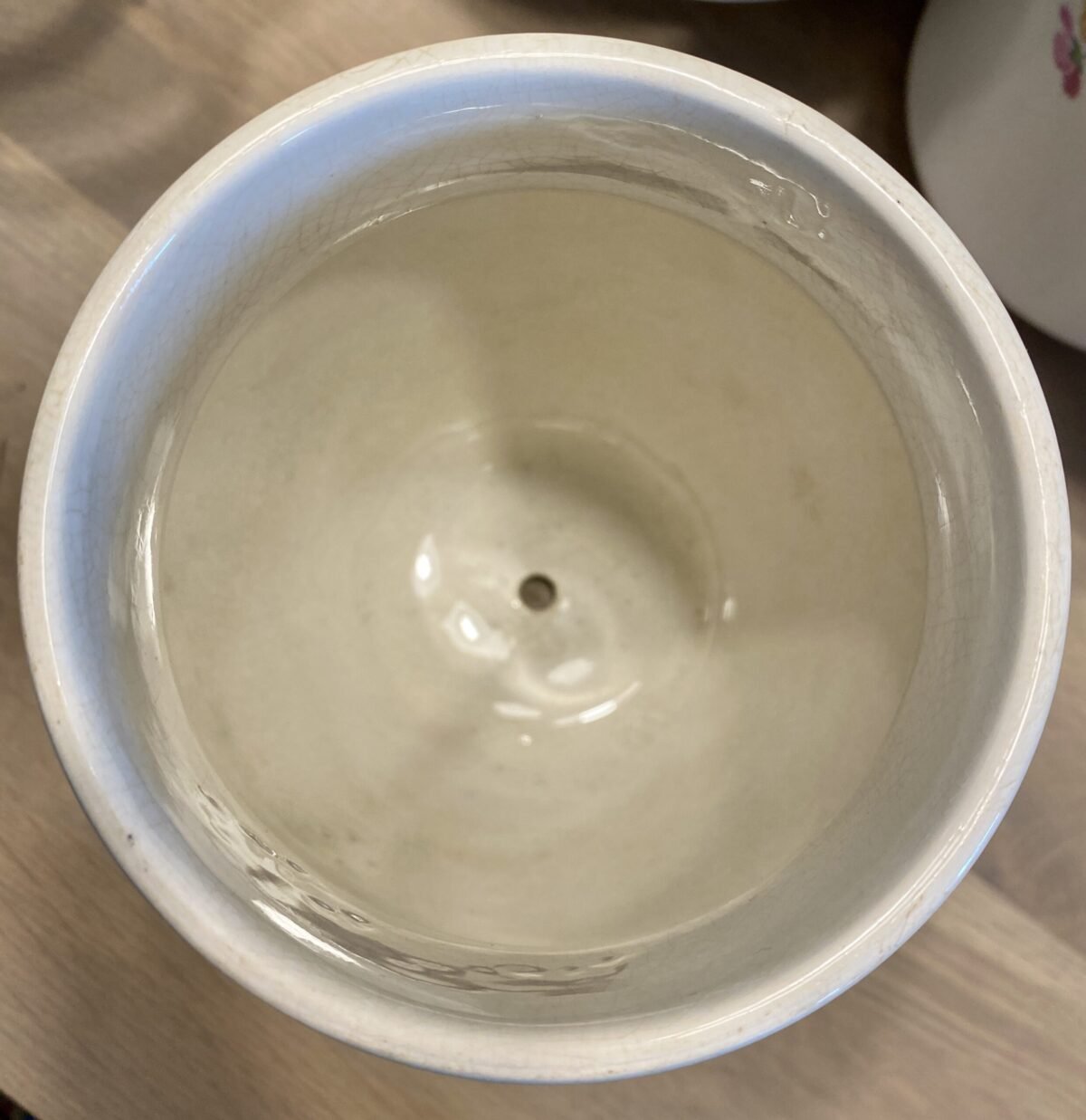 <p>Cachepot / Vaas / Ompot - hoger model groen-blauw/groen geglazuurd met décor in zwart van een kustplaats - Sarreguemines</p> - Sarreguémines