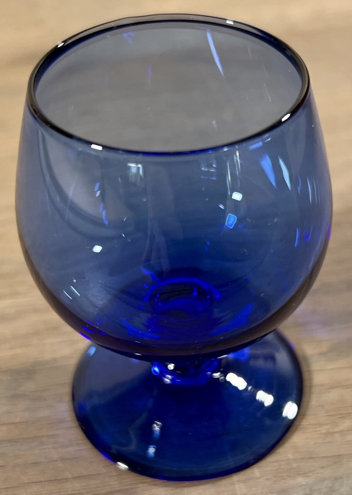 <p>Likeurglas / Borrelglas - vintage - ongemerkt - in blauwe kleur met gelijkgekleurde voet</p> - Brocante