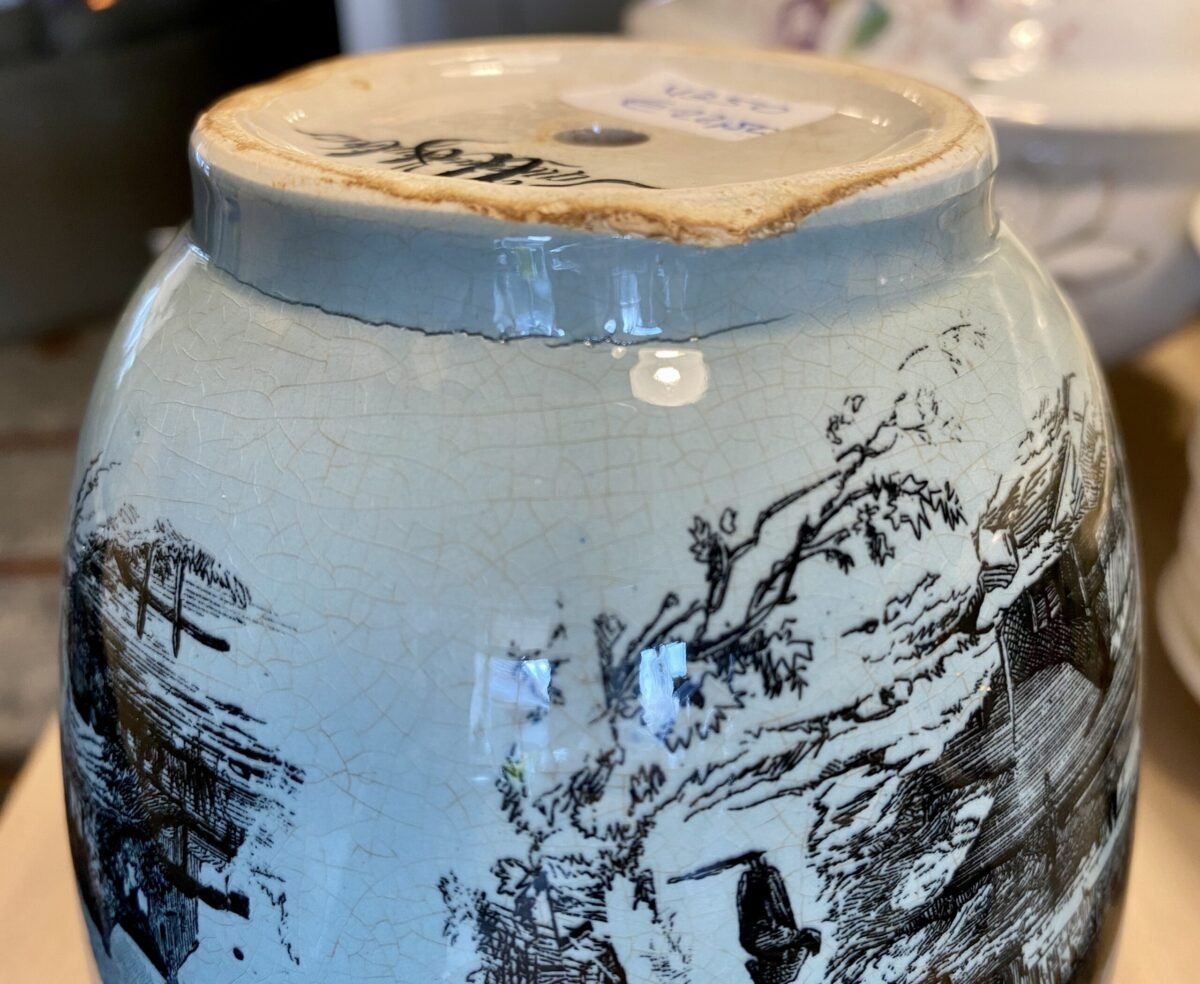 <p>Cachepot / Vaas / Ompot - hoger model groen-blauw/groen geglazuurd met décor in zwart van een kustplaats - Sarreguemines</p> - Sarreguémines