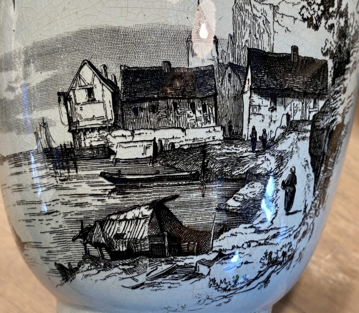 <p>Cachepot / Vaas / Ompot - hoger model groen-blauw/groen geglazuurd met décor in zwart van een kustplaats - Sarreguemines</p> - Sarreguémines