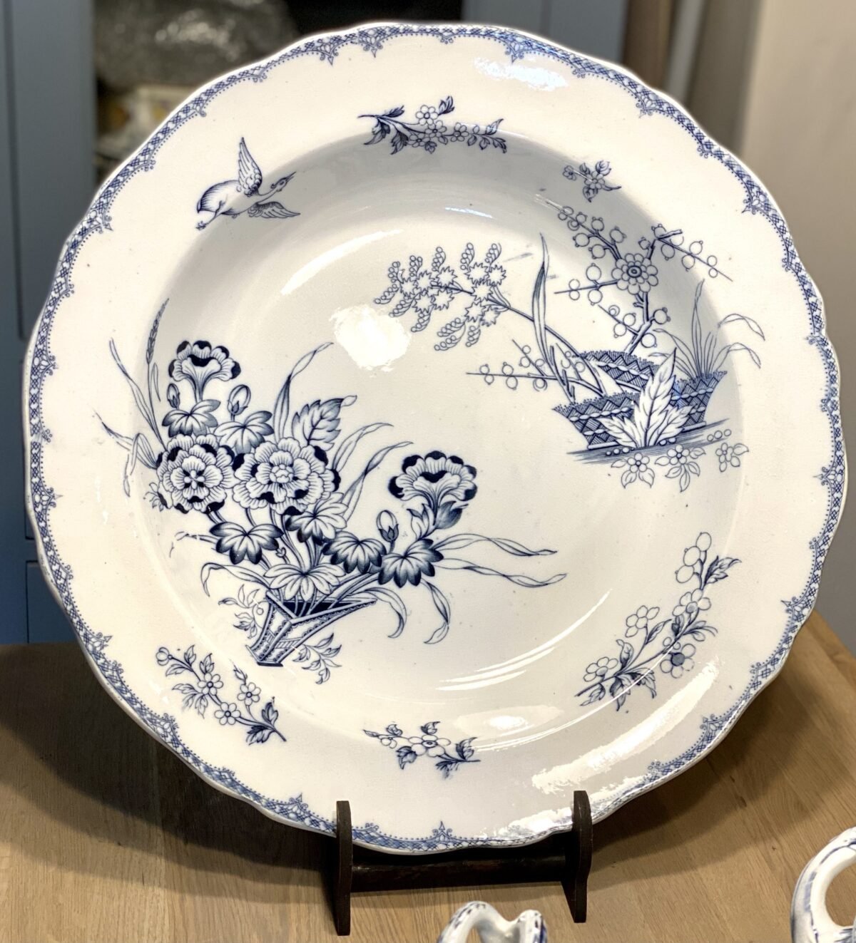 <p>Schaal / charger / chop plate for meat - heel groot en diep - Minton & Co - décor MONA blauw</p> - Minton & Co.