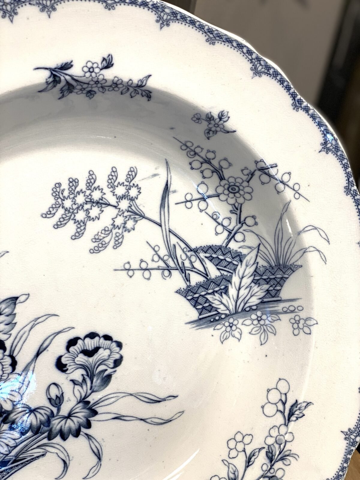 <p>Schaal / charger / chop plate for meat - heel groot en diep - Minton & Co - décor MONA blauw</p> - Minton & Co.