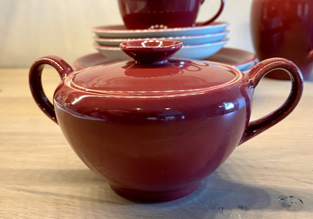 <p>Suikerpotje - Royal Goedewaagen Potteries Gouda - bordeaux rood met licht groenige binnenkant</p> - Overig Nederland