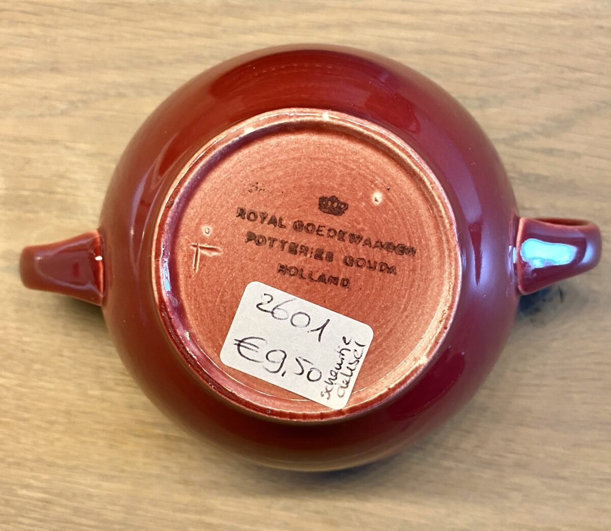 <p>Suikerpotje - Royal Goedewaagen Potteries Gouda - bordeaux rood met licht groenige binnenkant</p> - Overig Nederland