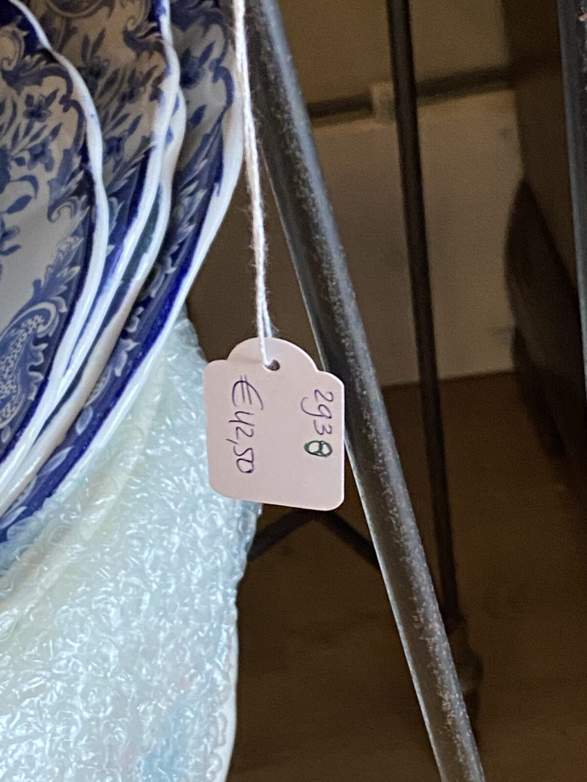 <p>TV-tafel / Bijzettafel op wieltjes - ijzeren 'spinne' poten - donkerrood blad en extra afzetmogelijkheid onderaan</p> - Brocante