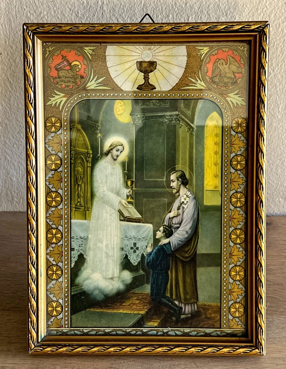 <p>Kadertje met een religieuze afbeelding - goudkleurig lijstje om te staan of op te hangen - afbeelding van een vader met kind en Jezus</p> - Brocante