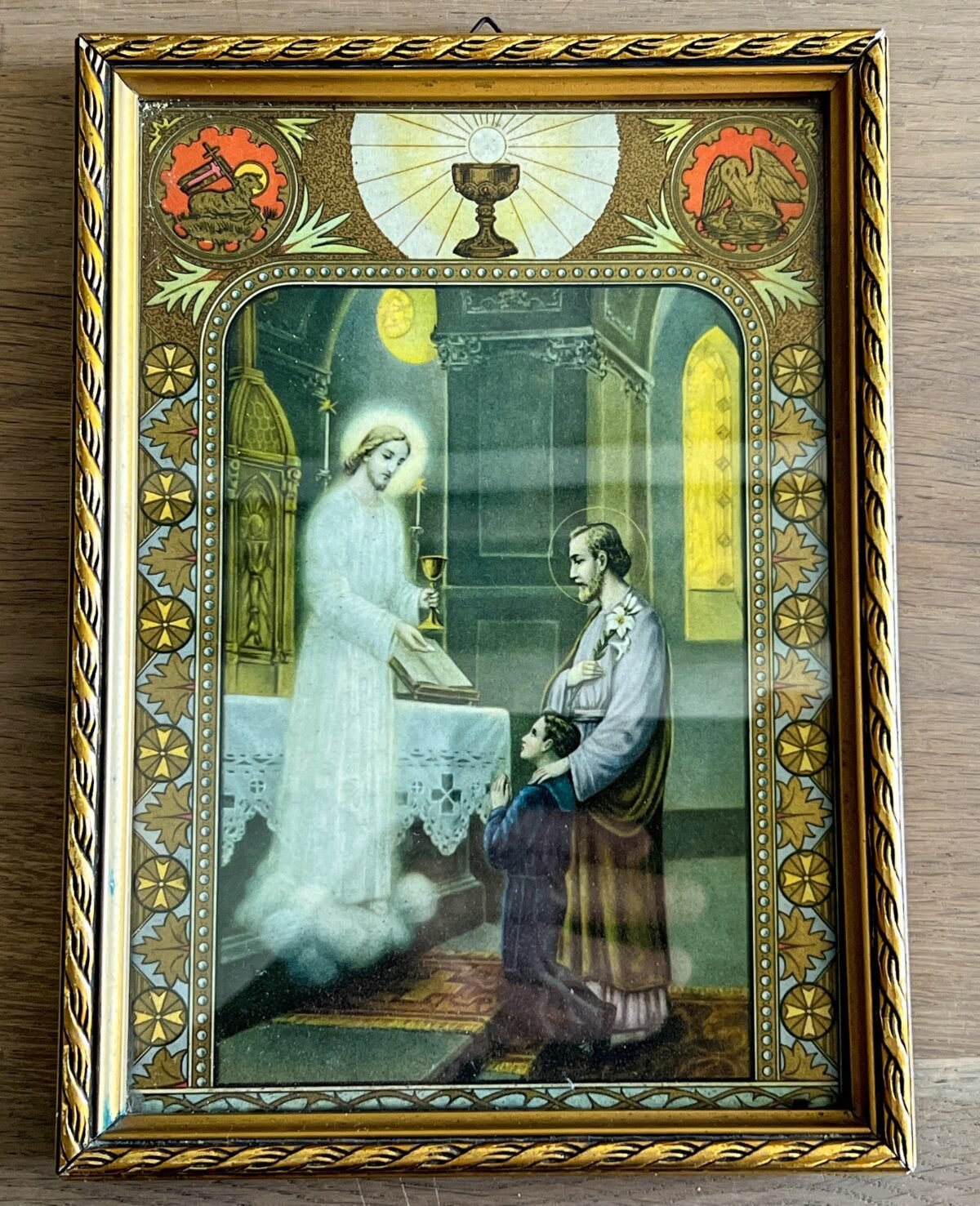 <p>Kadertje met een religieuze afbeelding - goudkleurig lijstje om te staan of op te hangen - afbeelding van een vader met kind en Jezus</p> - Brocante