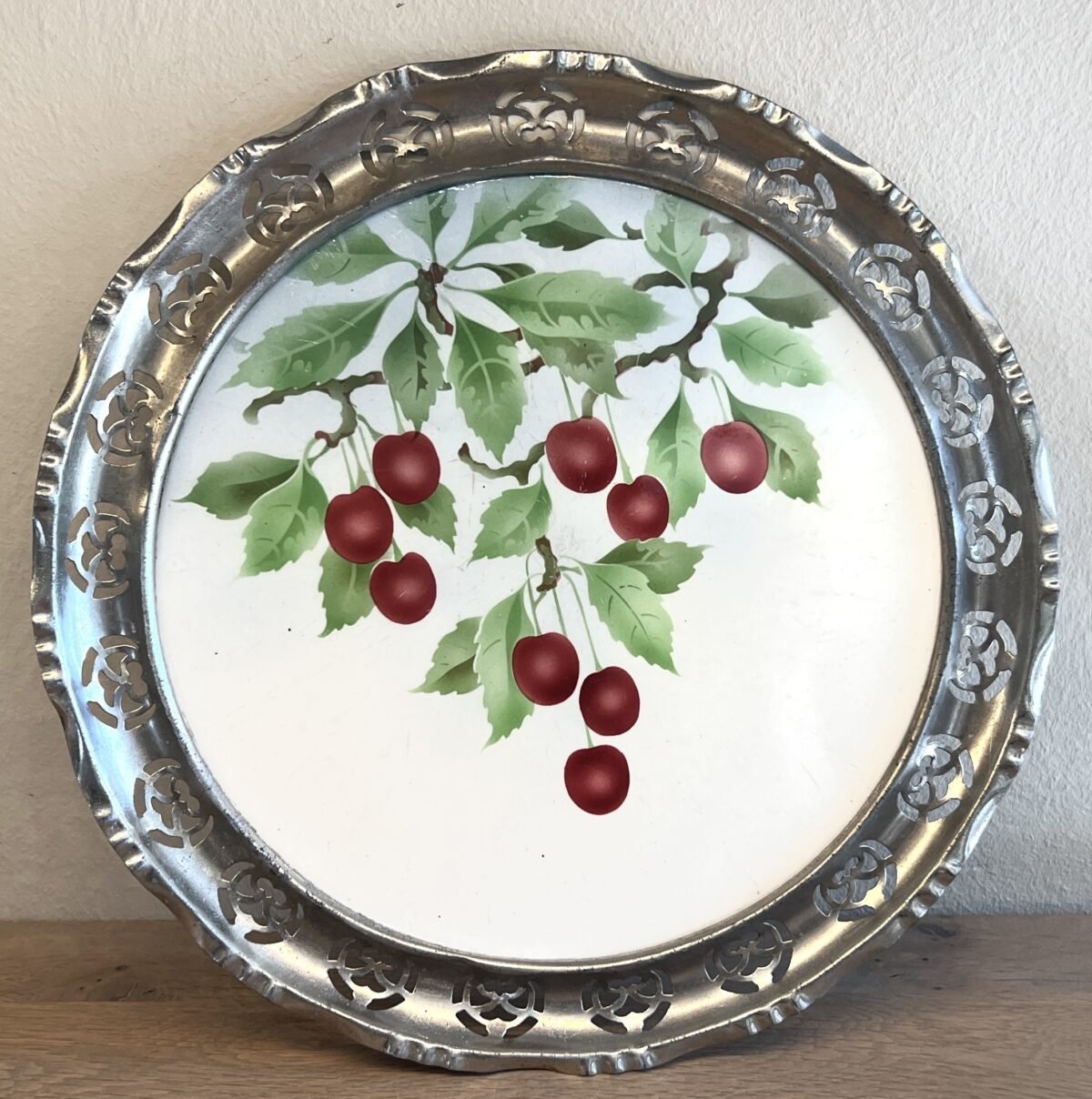 <p>Serveerplateau met opengewerkte chrome rand - aardewerk binnenplateau met spuitdecor van kersendecoratie</p> - Brocante