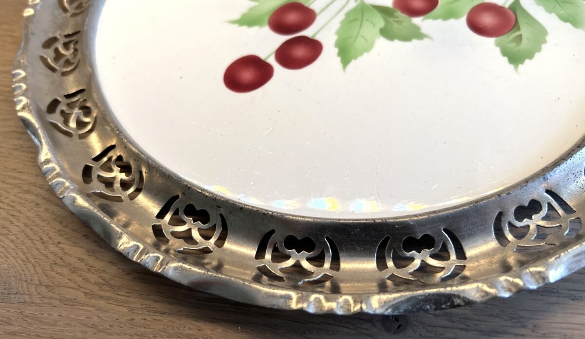 <p>Serveerplateau met opengewerkte chrome rand - aardewerk binnenplateau met spuitdecor van kersendecoratie</p> - Brocante