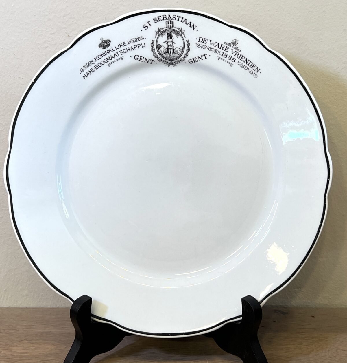 Dinerbord - Petrus Regout - decor in zwart met speciale opdruk - Petrus Regout