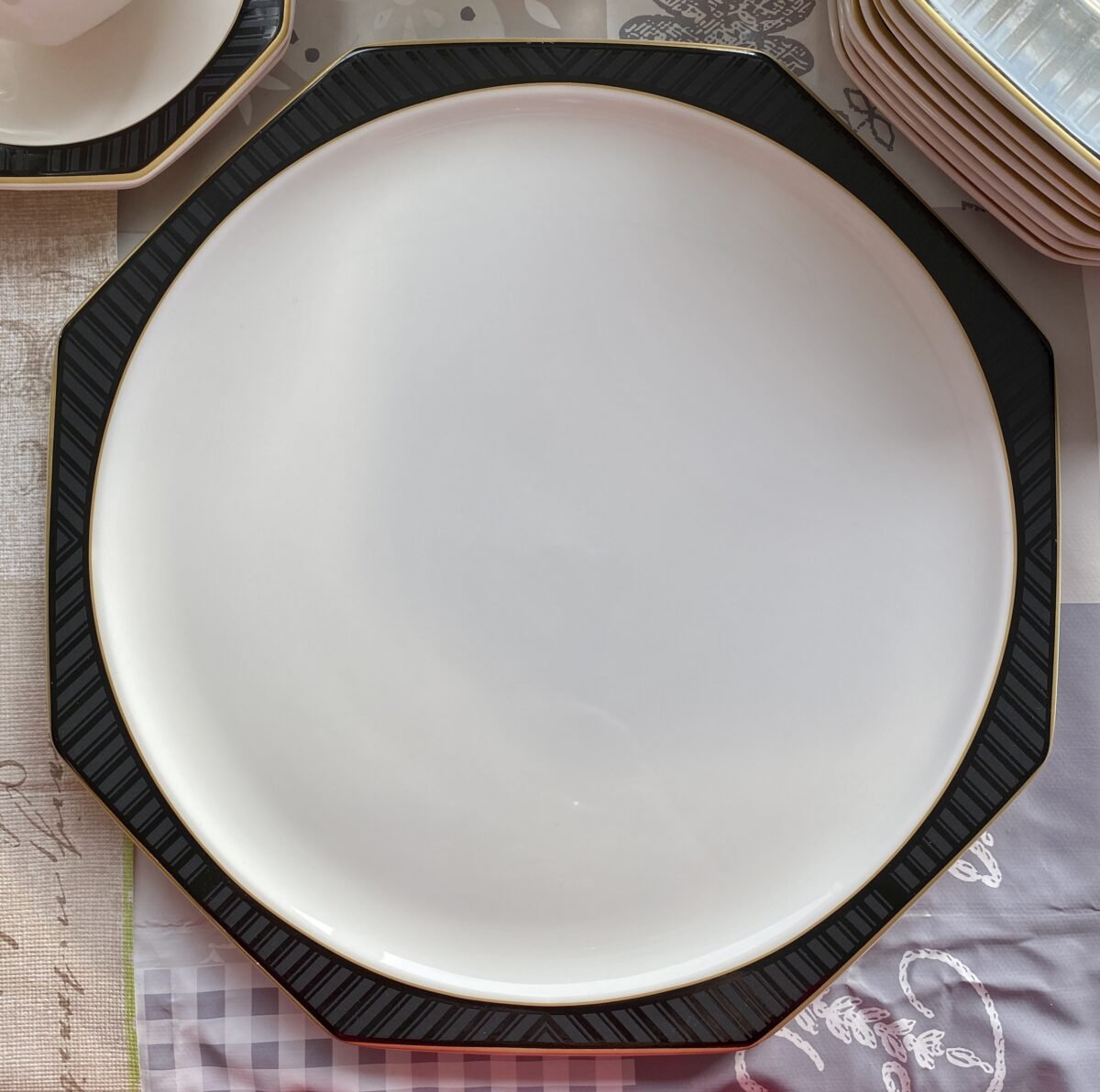 <p>Schaal / Taartplateau rond Villeroy & Boch - zwart/wit decor BLACK PEARL van Heinrich</p> - Villeroy & Boch