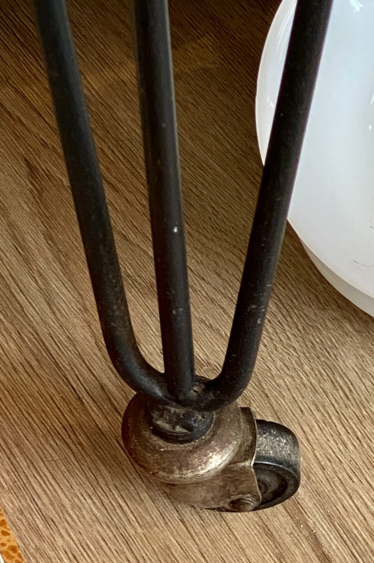 <p>TV-tafel / Bijzettafel op wieltjes - ijzeren Eiffel 'spinne' poten - donkerrood blad</p> - Brocante