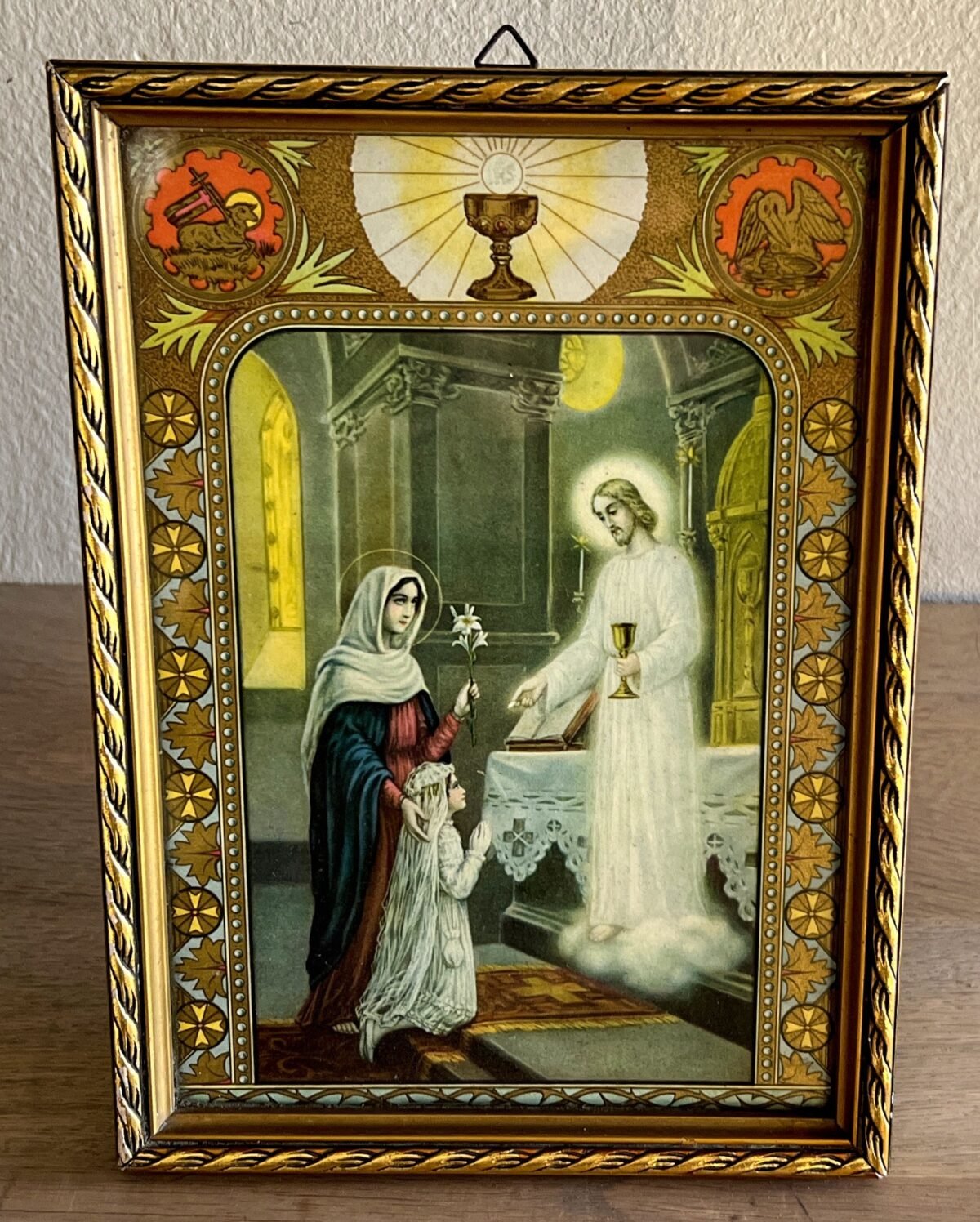 <p>Kadertje met een religieuze afbeelding - goudkleurig lijstje om te staan of op te hangen - afbeelding van een moeder met kind en Jezus</p> - Brocante