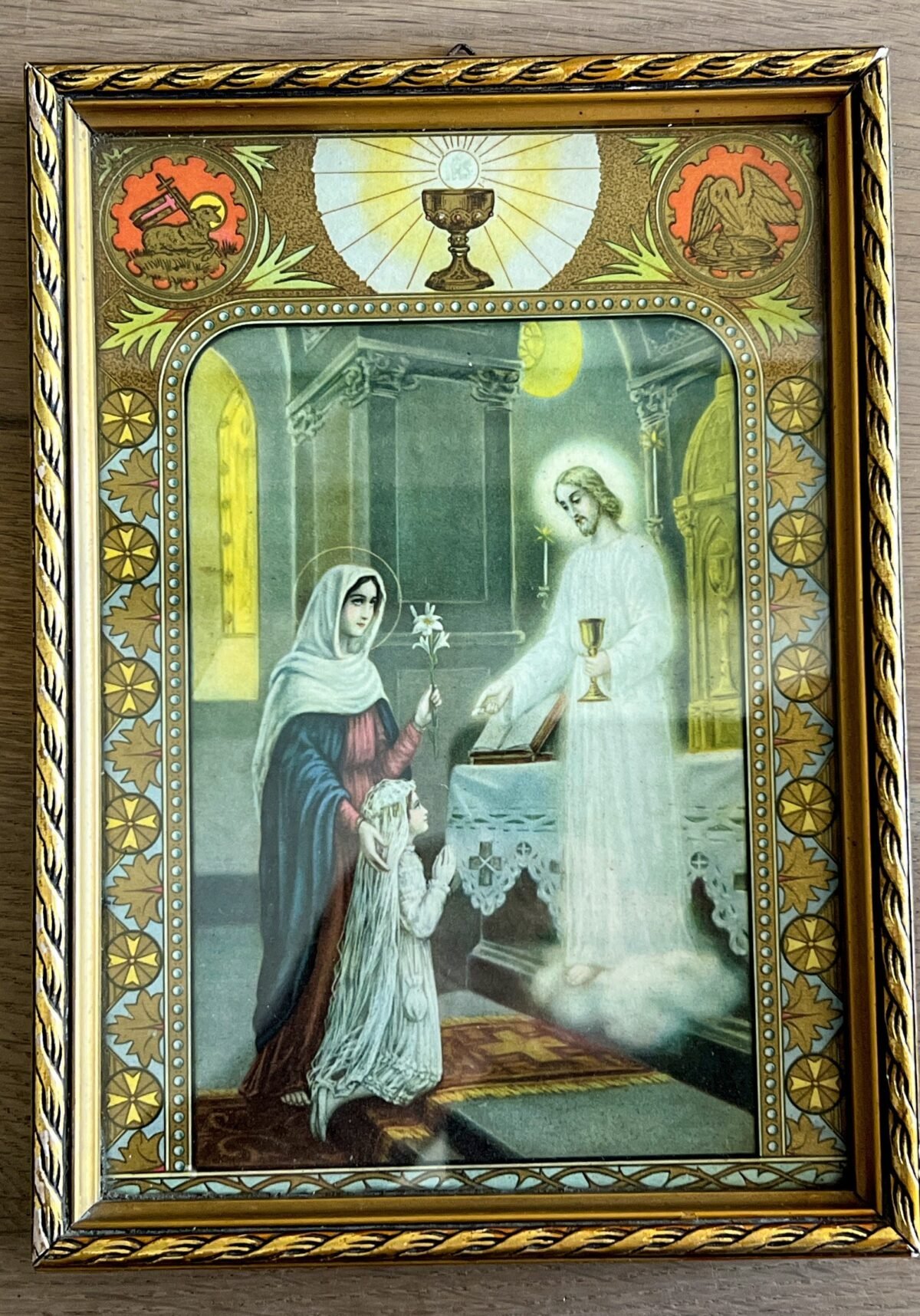 <p>Kadertje met een religieuze afbeelding - goudkleurig lijstje om te staan of op te hangen - afbeelding van een moeder met kind en Jezus</p> - Brocante