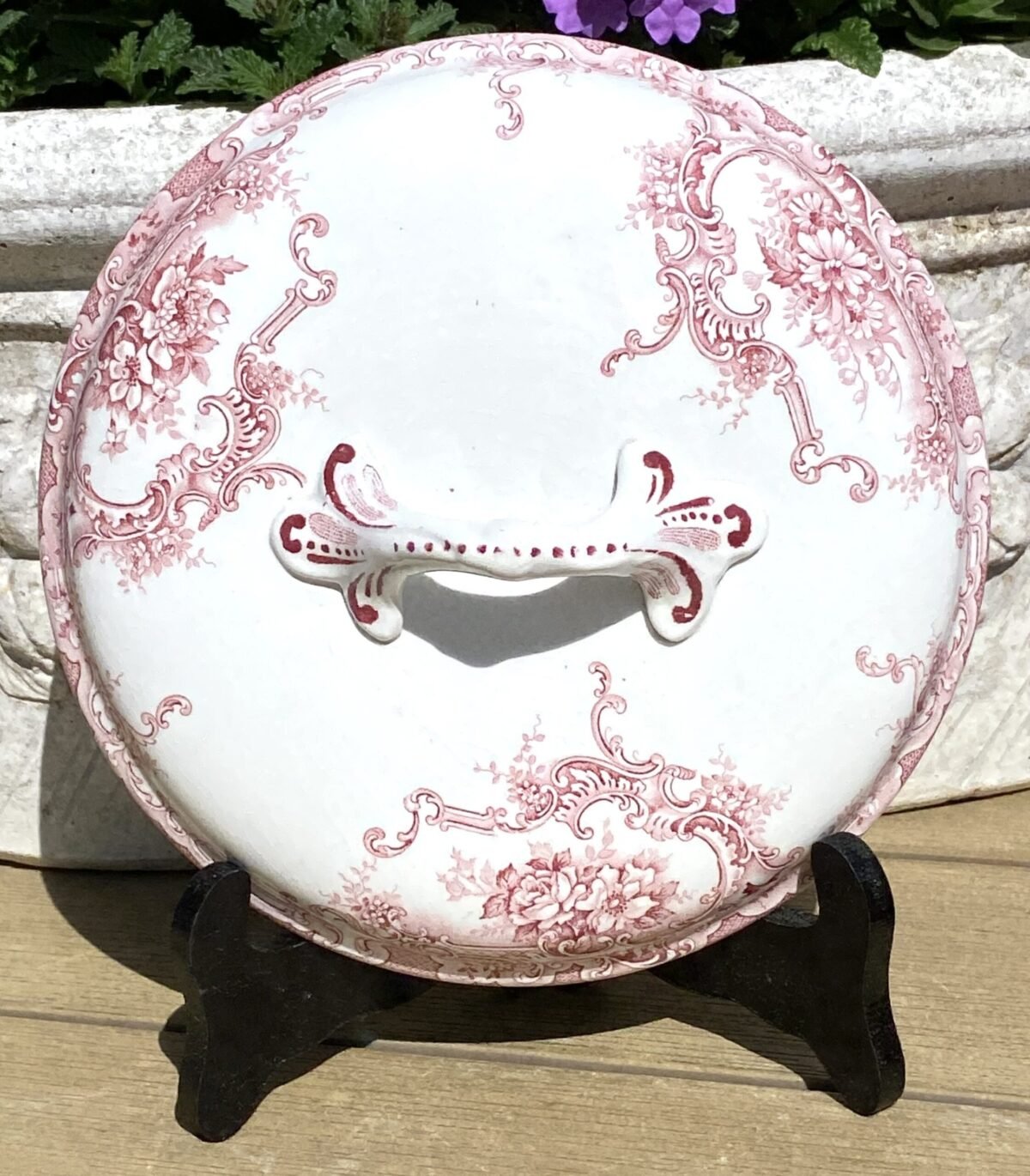 <p>Deksel van terrine - Boch - decor DAUPHIN rood - vorm LIMOGES</p> - Boch