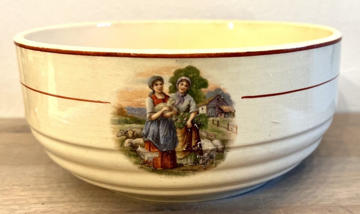 <p>Nestschaal - ongemerkt maar Boch Decalcomanie - décor van boerinnen aan één zijde</p> - Onbekend