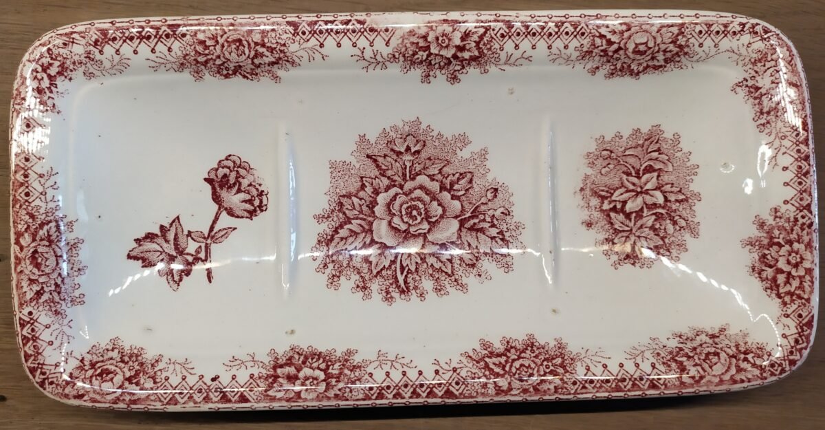 <p>Kammenbakje - ongemerkt - rood transferdecor van bloemen</p> - Onbekend